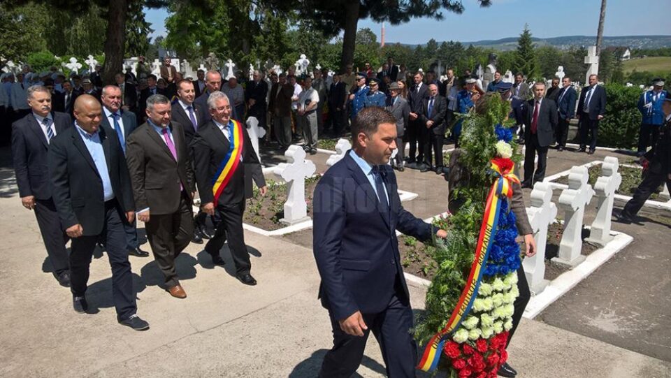 Oficialități care au depus coroane de flori