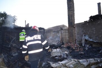 Două gospodării distruse de un puternic incendiu