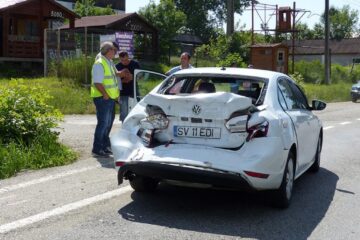 În urma izbiturii puternice din spate, autoturismul VW Passat a fot grav avariat