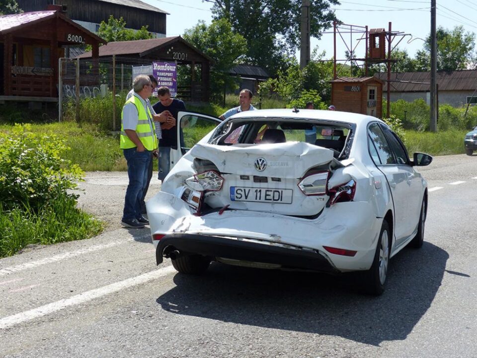 În urma izbiturii puternice din spate, autoturismul VW Passat a fot grav avariat