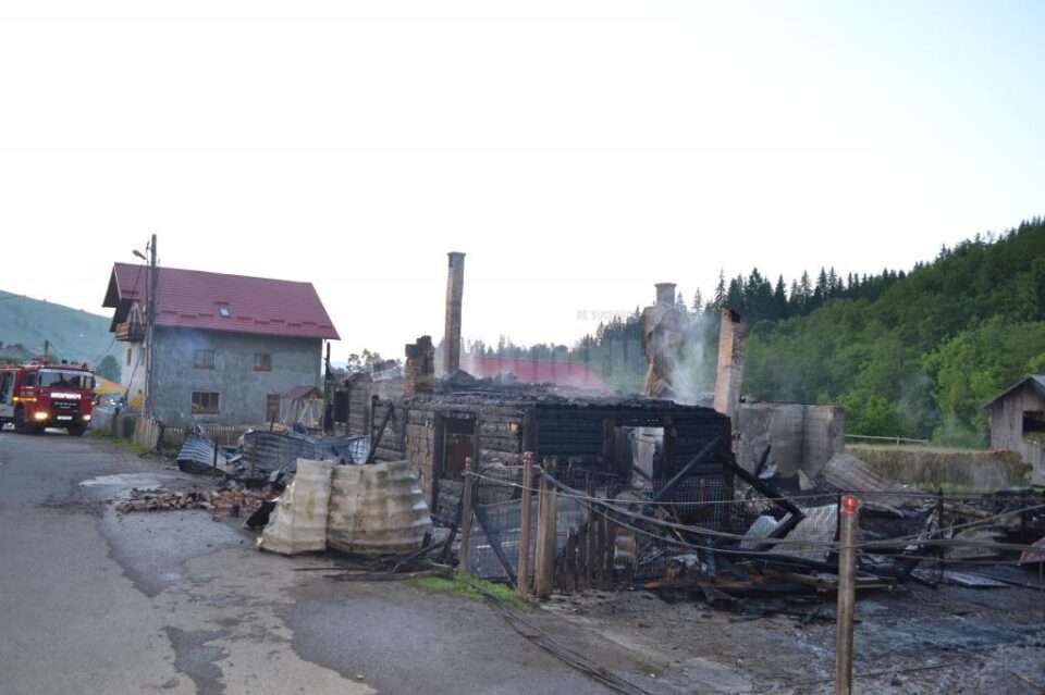 Două gospodării distruse de un puternic incendiu