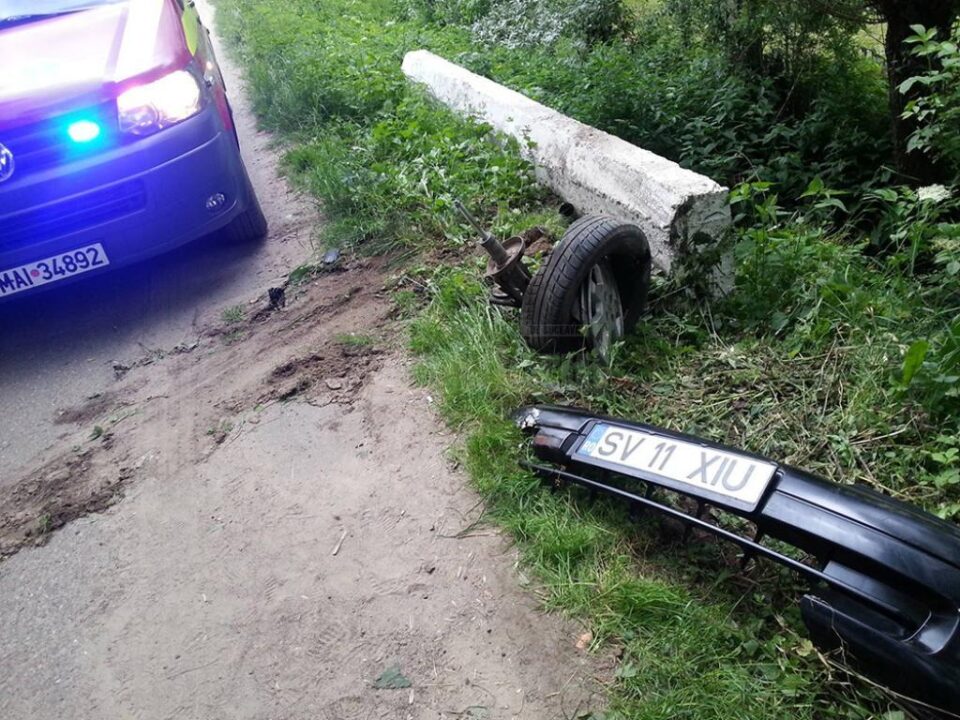 Un șofer de 68 de ani, beat și fără permis, a provocat un accident cu doi răniți