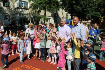 Noul loc de joacă amenajat de Primăria Suceava în Obcini este un real motiv de bucurie pentru cei mici