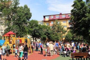 Noul loc de joacă din cartierul Obcini este un real motiv de bucurie pentru cei mici, dar și pentru părinți