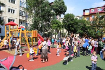 Cel mai modern loc de joacă din Suceava a fost inaugurat în cartierul Obcini