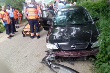 Accidentul s-a produs joi, în jurul orei 16.00, pe DJ 178, în satul Humoreni, comuna Comănești