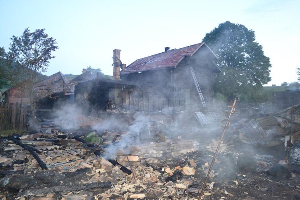 Dezastrul lăsat în urmă, vizibil la prima ora a dimineții de ieri