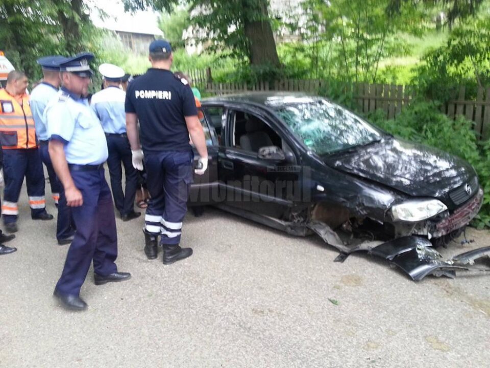 Un șofer de 68 de ani, beat și fără permis, a provocat un accident cu doi răniți