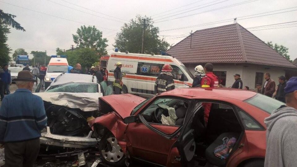 Accident cu șapte răniți după ce două mașini s-au ciocnit violent