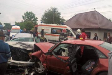 Accident cu șapte răniți după ce două mașini s-au ciocnit violent
