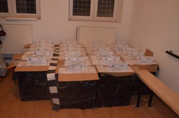 Contrabandiști urmăriți cu focuri de armă au abandonat un autoturism cu 11.000 de pachete de țigări