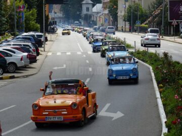 Spectacol retro cu mașini Trabant cochete, viu colorate sau decapotabile