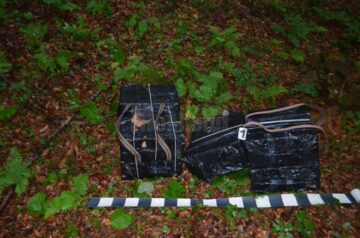Contrabandiști urmăriți cu focuri de armă au abandonat un autoturism cu 11.000 de pachete de țigări
