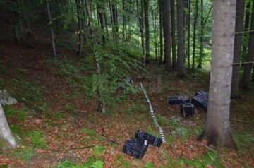 Contrabandiști urmăriți cu focuri de armă au abandonat un autoturism cu 11.000 de pachete de țigări