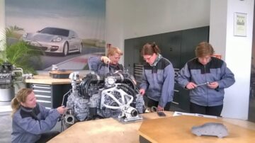 27 de elevi de la Colegiul Tehnic ”Lațcu Vodă” din Siret au beneficiat de stagii de pregătire, în cursul acestui an, la mari concerne auto din Germania și Italia