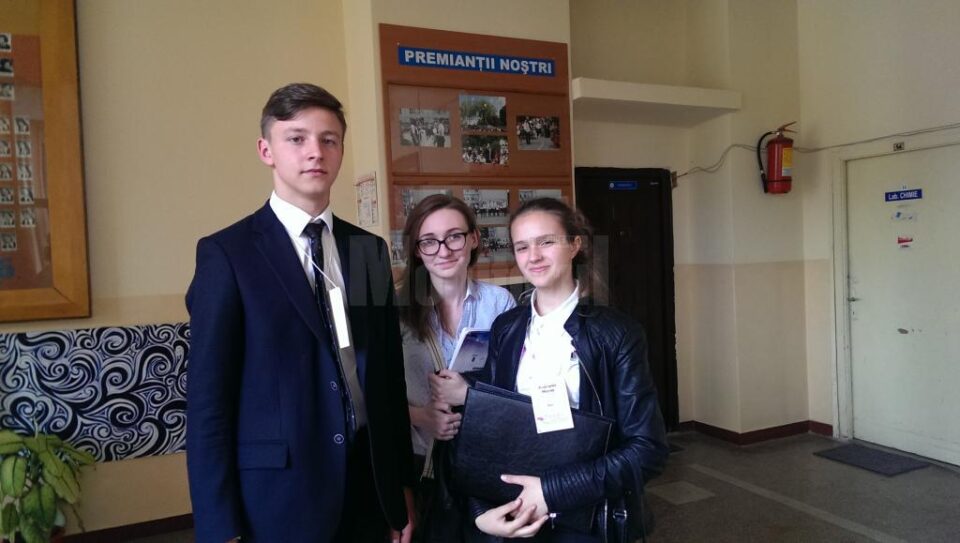 Elevi de la Colegiului „Eudoxiu Hurmuzachi” Rădăuți, pe podiumul dezbaterilor academice