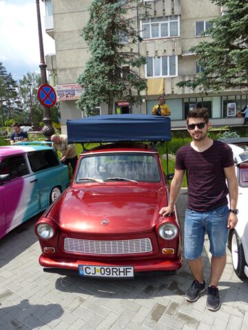 Spectacol retro cu mașini Trabant cochete, viu colorate sau decapotabile