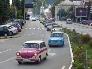 Spectacol retro cu mașini Trabant cochete, viu colorate sau decapotabile