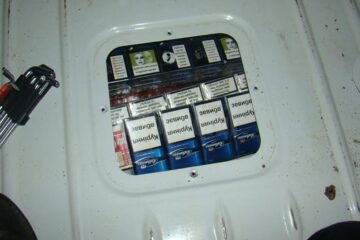 Țigările erau ascunse între podea și rezervorul mașinii