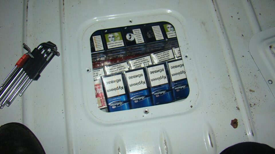 Țigările erau ascunse între podea și rezervorul mașinii