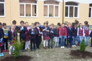 Micii grădinari ai Școlii Gimnaziale Nr. 4 din Vatra Dornei