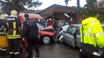 La fața locului au ajuns cinci ambulanțe și o autospecială cu accesorii pentru descarcerare