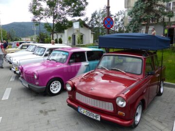 Spectacol retro cu mașini Trabant cochete, viu colorate sau decapotabile
