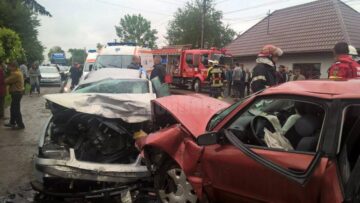 Accident cu opt răniți, din care doi grav, după ce un șofer a intrat brusc pe contrasens