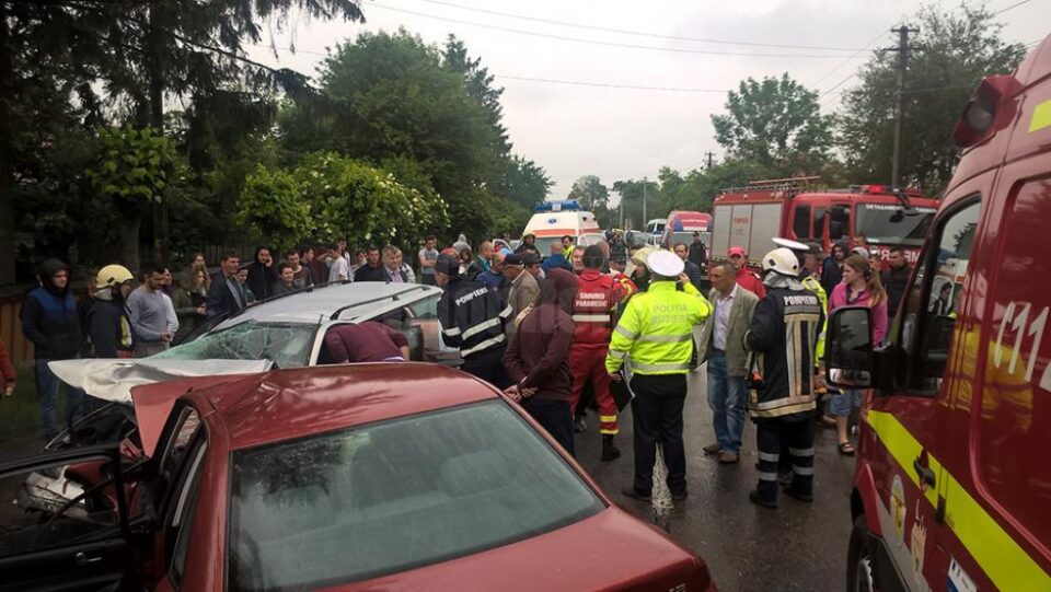 Accident cu opt răniți la Bădeuți, după ce un șofer a intrat brusc pe contrasens