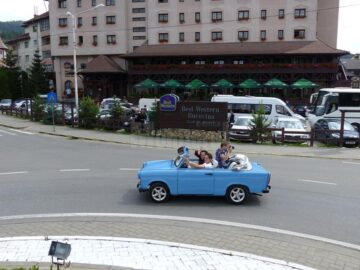 Spectacol retro cu mașini Trabant cochete, viu colorate sau decapotabile