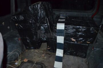 Contrabandiști urmăriți cu focuri de armă au abandonat un autoturism cu 11.000 de pachete de țigări