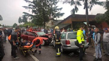 Accident cu opt răniți, din care doi grav, după ce un șofer a intrat brusc pe contrasens