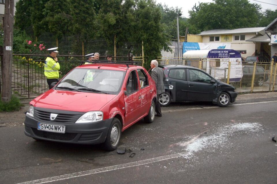 Accident pe Serpentinele Sucevei, provocat de un șofer care își căuta telefonul