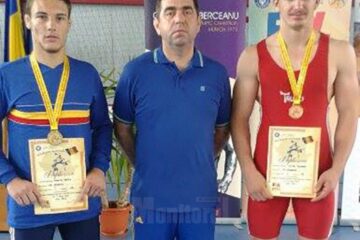 Cei doi medaliați de la LPS Suceava, Adrian Agache și Teodor Chira alături de antrenorul Valerică Gherasim