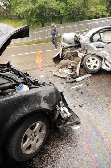 11 răniți și cinci mașini avariate, în două accidente produse pe ploaie