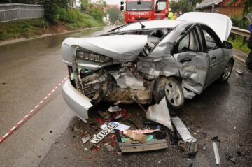 11 răniți și cinci mașini avariate, în două accidente produse pe ploaie