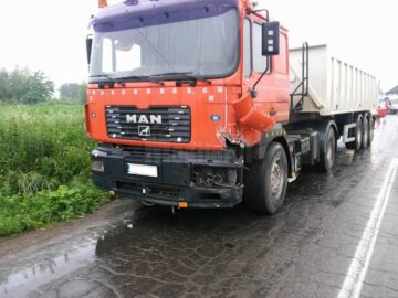Șoferul autobasculantei Man a pierdut controlul volanului și a intrat pe contrasens, în VW