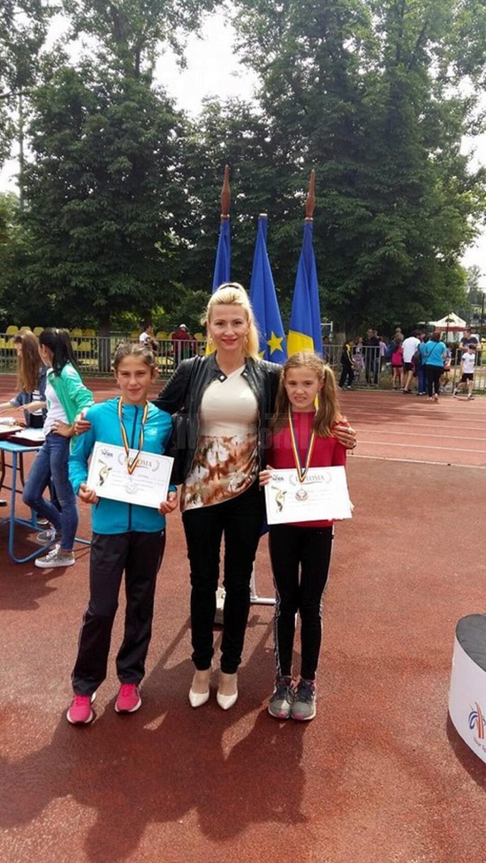 Antrenoarea Erzilia âmpău alături de sportivele Diana Vaman și Isabela Lucan