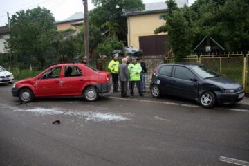 Autoturismul Dacia a lovit mașina care staționa, după care s-a răsturnat pe carosabil. A fost pus imediat pe roți, șoferul scăpând, din fericire, fără leziuni