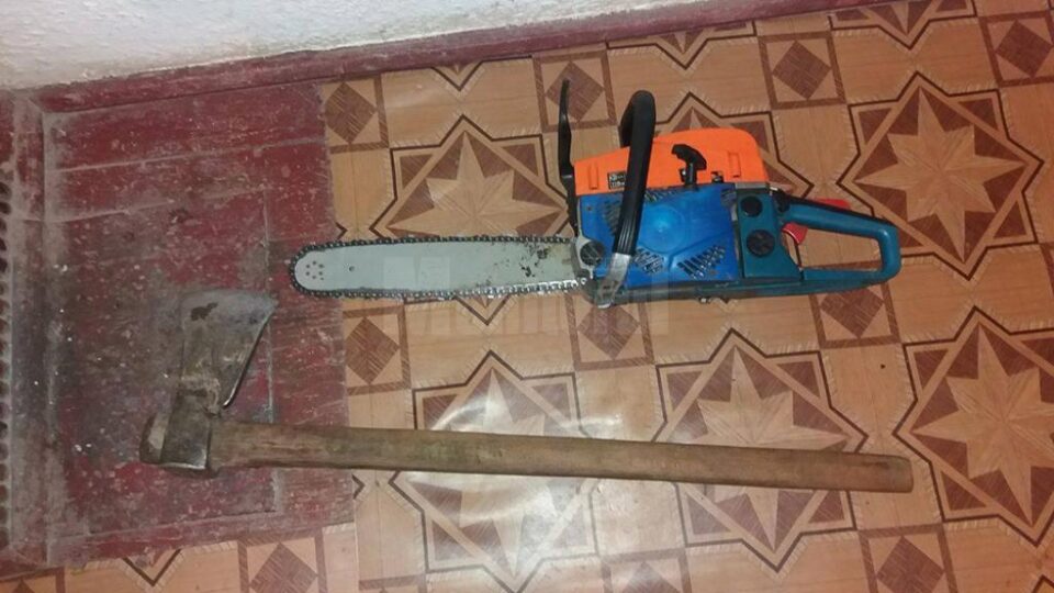 Două căruțe încărcate cu lemn proaspăt tăiat din pădure au fost confiscate de jandarmi duminică noapte