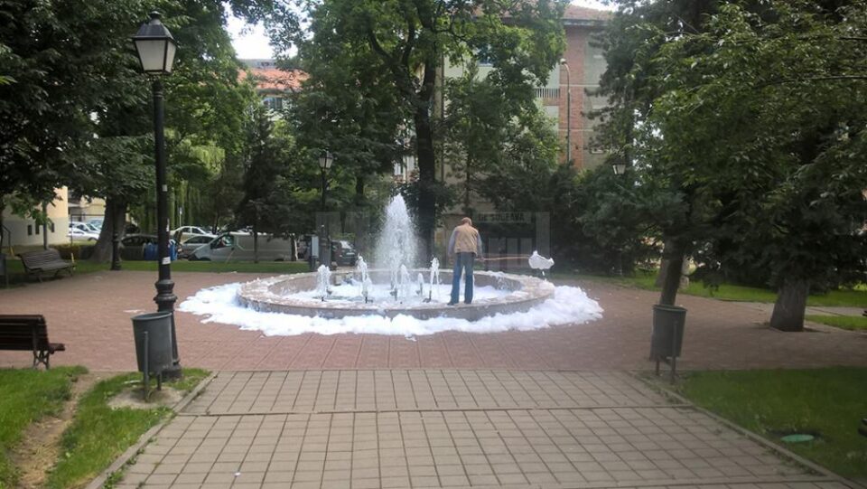 Curățarea fântânii și înlocuirea apei dă bătăi de cap serioase angajaților Domeniului Public Curățarea fântânii și înlocuirea apei dă bătăi de cap serioase angajaților Domeniului Public