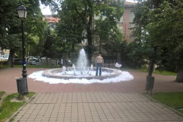 Curățarea fântânii și înlocuirea apei dă bătăi de cap serioase angajaților Domeniului Public