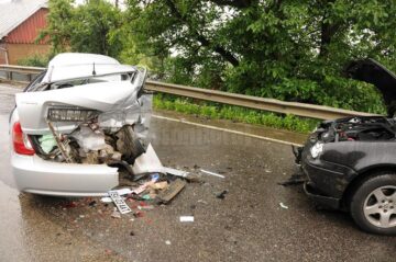 11 răniți și cinci mașini avariate, în două accidente produse pe ploaie
