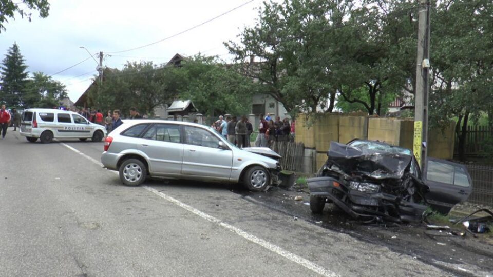 Cinci răniți au ajuns la spital, după ce două mașini s-au ciocnit frontal