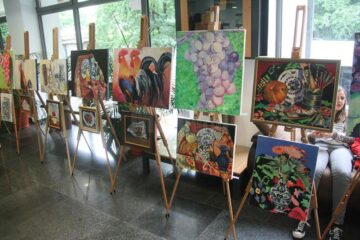 Artistul plastic Cătălin Alexandru Chifan a expus ieri 29 de tablouri la Centrul Tradițiilor Bucovinene