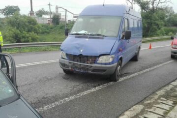 Autoutilitara Mercedes venea din spate și nu a mai putut evita impactul cu autoturismul Toyota