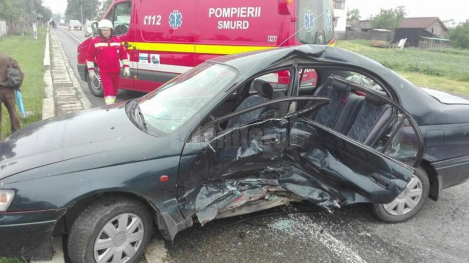 În urma impactului șoferul din Toyota a rămas încarcerat în autoturism