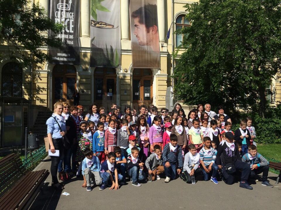 Copii din Bahna Arini și Bogata, provenind din familii foarte sărace, trimiși în excursie de Fundația FARA