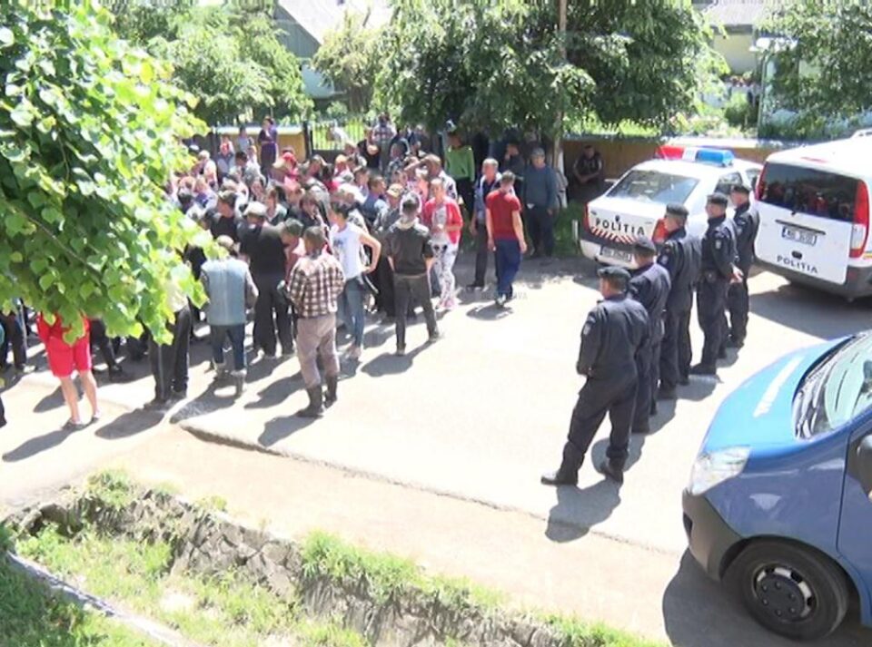 Grupul de oameni a blocat drumul, în fața primăriei, încercând să oprească mașina care transporta buletinele de vot