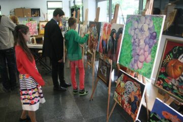 Artistul plastic Cătălin Alexandru Chifan a expus ieri 29 de tablouri la Centrul Tradițiilor Bucovinene